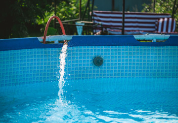 Odkud napustit vodu do zahradního bazénu?