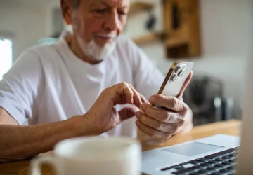 Online cesta k úřadům ušetří čas i poplatky, ne každý senior ji ale zvládne sám