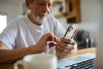 Online cesta k úřadům ušetří čas i poplatky, ne každý senior ji ale zvládne sám