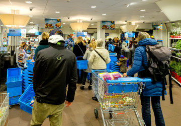 Dlouhé fronty v supermarketu dokážou člověka naštvat.
