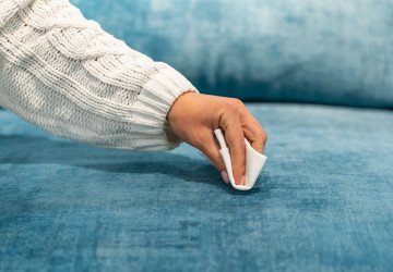 Nečistěte šmouhy drhnutím, jen tím zhoršujete situaci. 