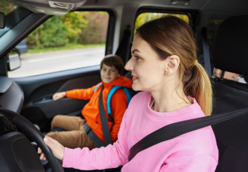 Bydlení za městem může být fajn, dokud si člověk nezačne připadat jako taxislužba.