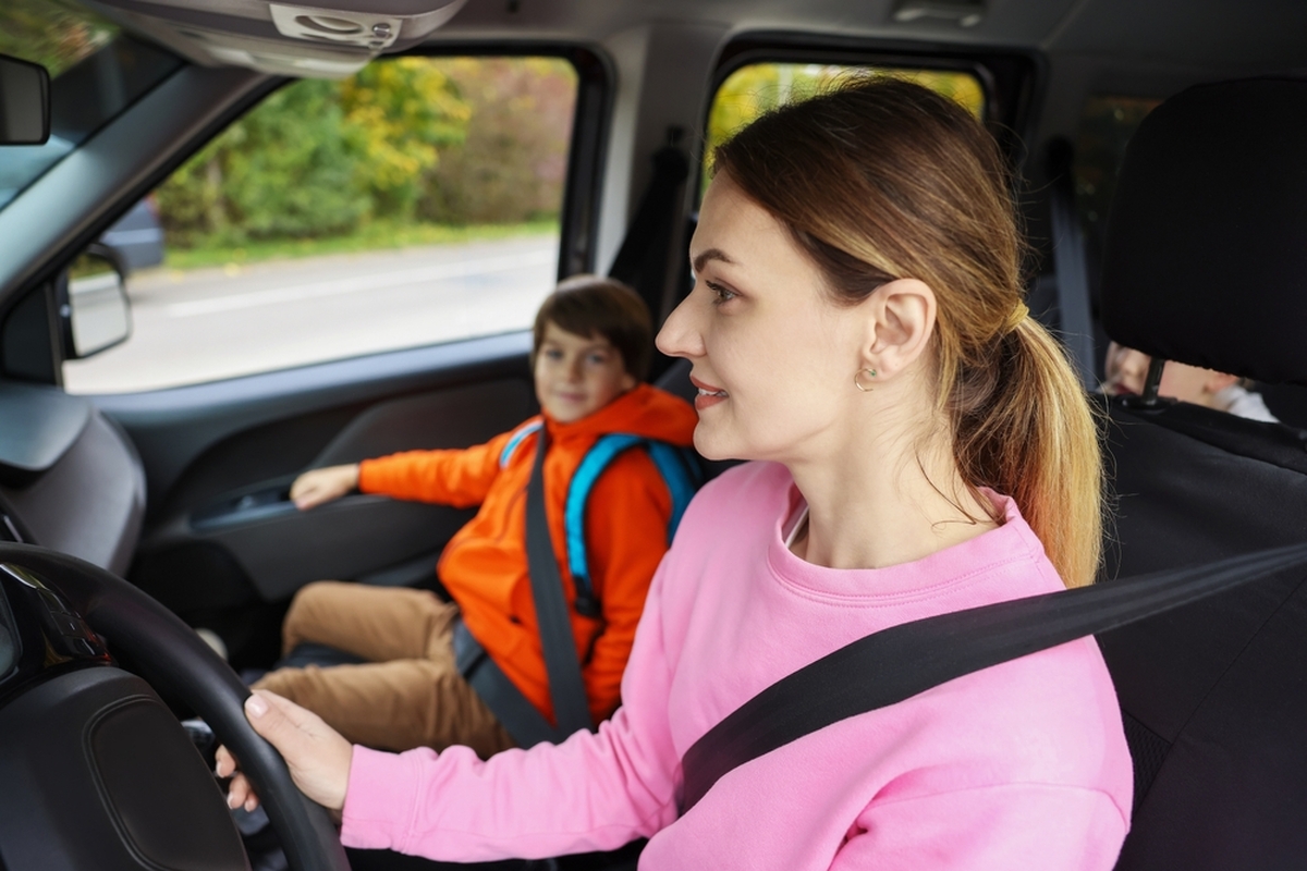 Bydlení za městem může být fajn, dokud si člověk nezačne připadat jako taxislužba.