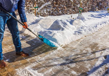 Lidé přesně neví, kdo se má starat o chodníky u domů v zimním období Lidé přesně neví, kdo se má starat o chodníky u domů v zimním období