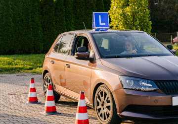 Zvládli byste dnes bez problémů projít testy v autoškole?