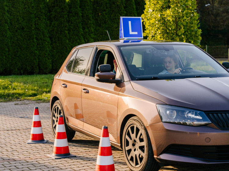 Zvládli byste dnes bez problémů projít testy v autoškole?