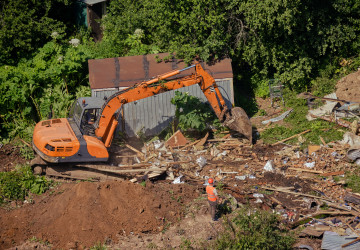 Koupil dům s černou stavbou a úřad po něm teď chce demolici