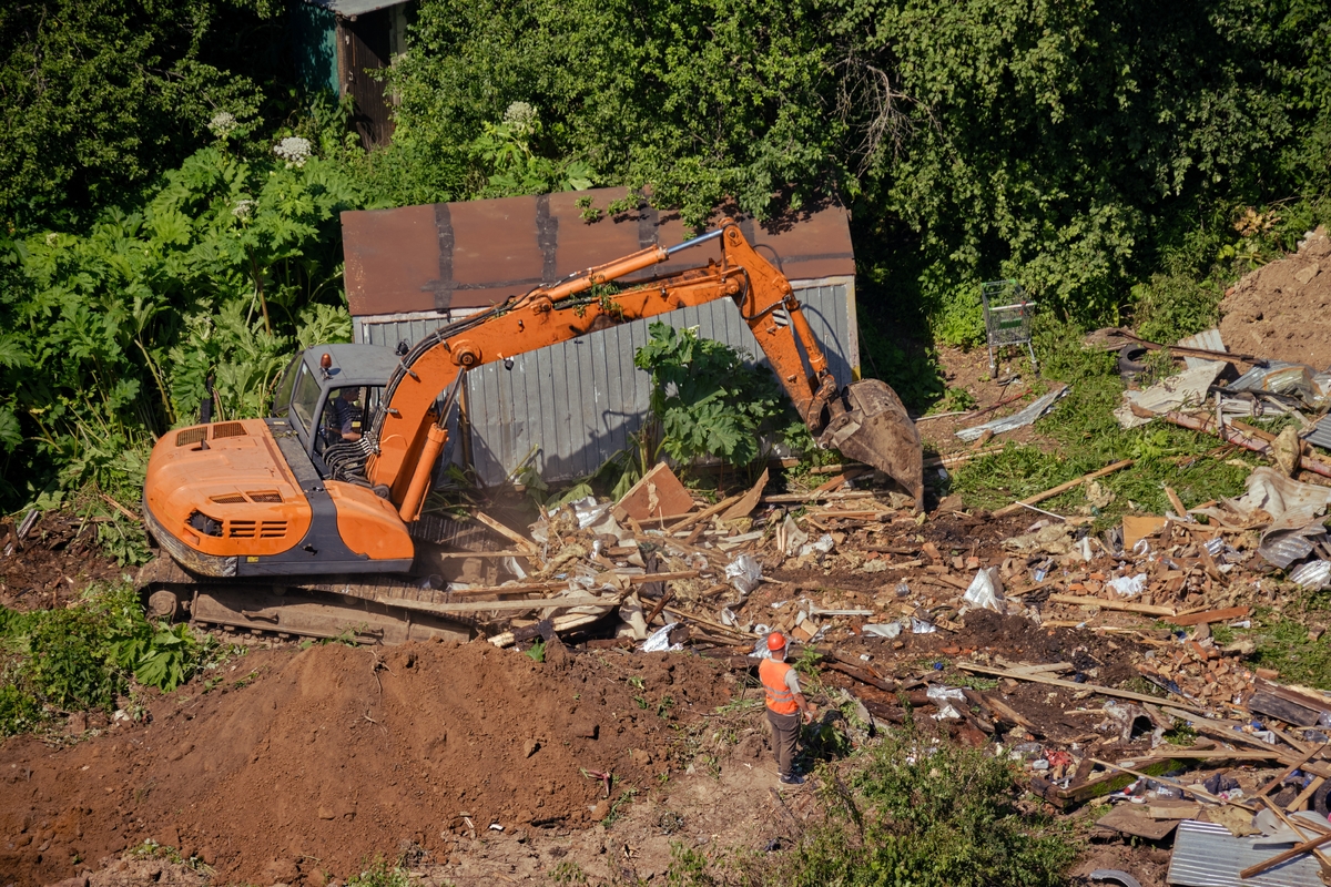 Koupil dům s černou stavbou a úřad po něm teď chce demolici