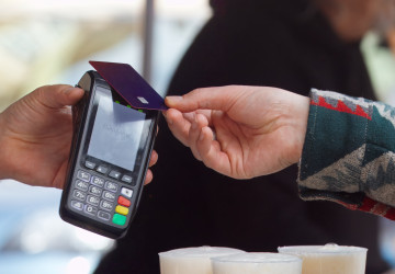 Placení kartou má přísné pravidlo, o kterém spousta Čechů vůbec neví