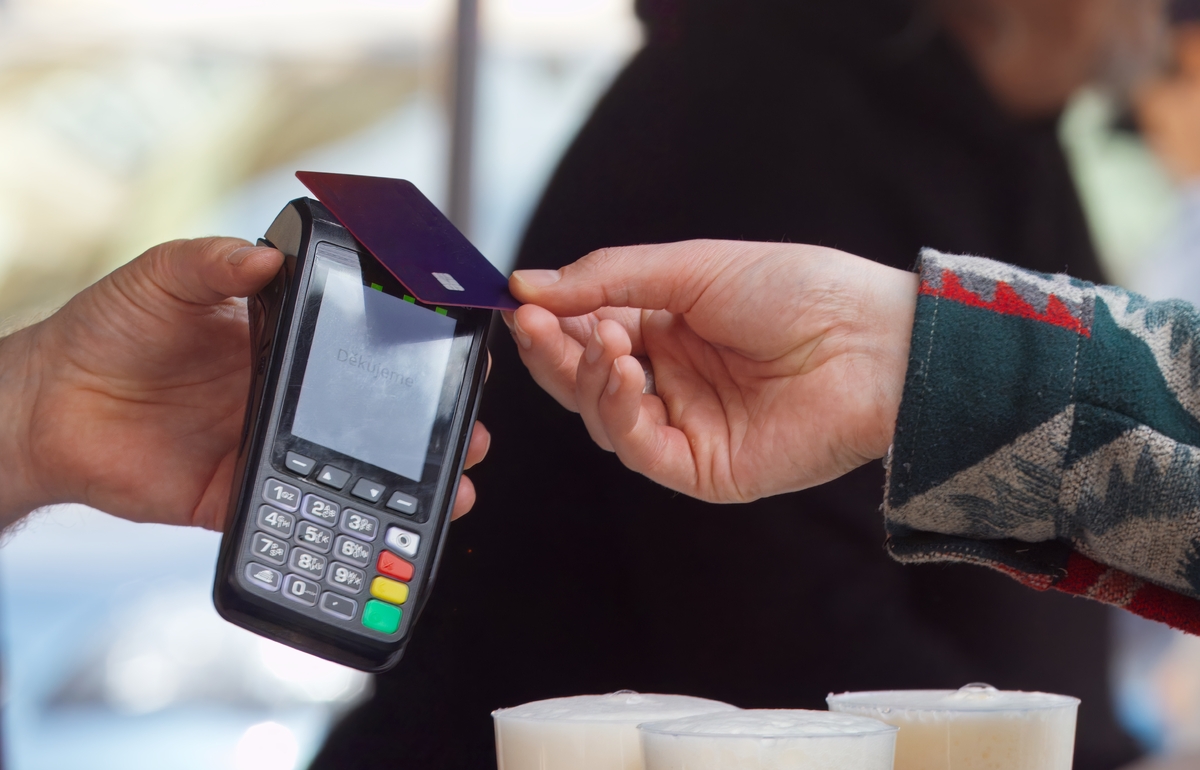 Placení kartou má přísné pravidlo, o kterém spousta Čechů vůbec neví