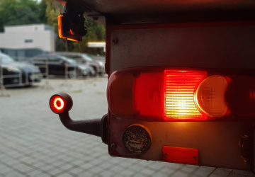 Řidiči náklaďáků nepoužívají blinkry jen pro odbočení