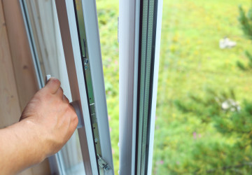 Špatně otevíratelná klika na ventilačce je mnohdy snadno řešitelným problémem.