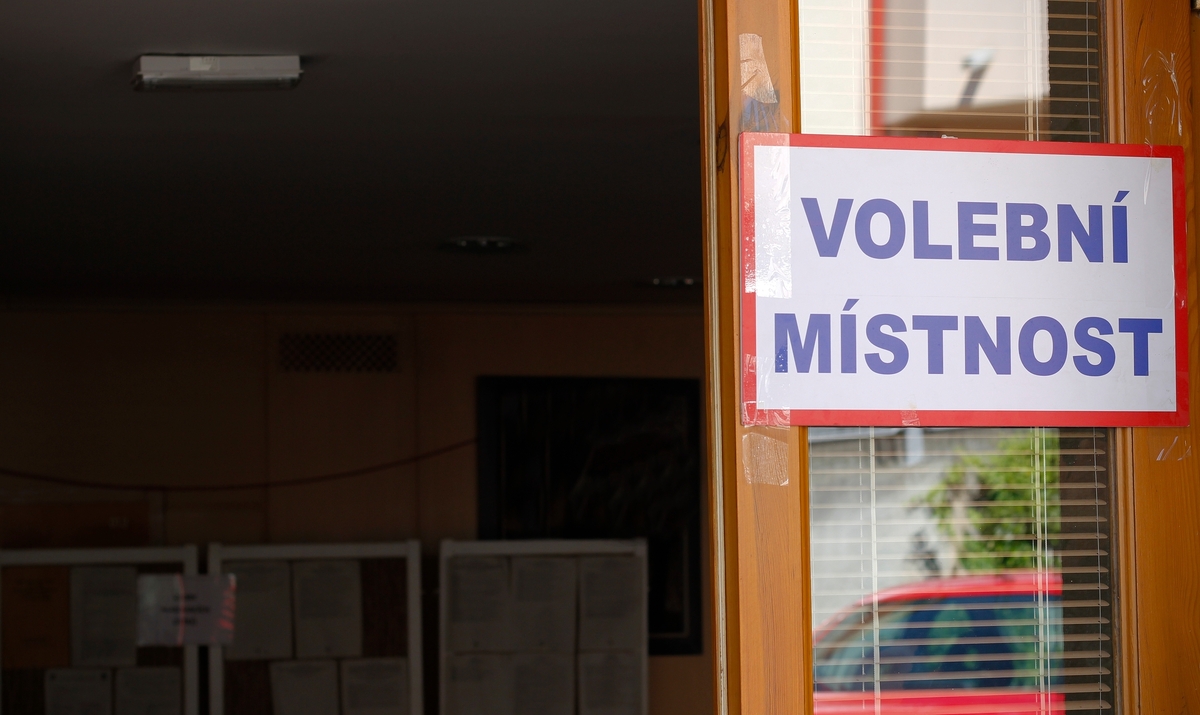 Volební místnosti se znovu otevřou již druhý říjnový víkend. Předvolební boj v ulicích měst a na sociálních sítích proto vrcholí. 