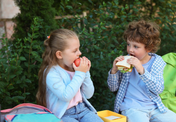 Podle odborníků je nejlepší připravit dětem kvalitní domácí svačinu a otevřeně s nimi diskutovat o nutriční hodnotě potravin.