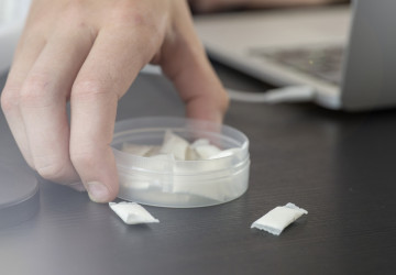 Česku hrozí zákaz e-cigaret a nikotinových sáčků