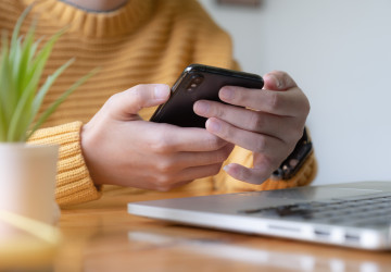 Mobil máme v ruce víc než klíče. I proto je čím dál častějším cílem hackerů, obzvlášť pokud ho nikdy nevypínáte.