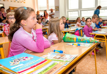 Do školních lavic od září míří tisíce prvňáků, které čeká řada nových legislativních pravidel.