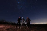 Odkud a jak pozorovat dvojitý meteorický roj na víkendové noční obloze