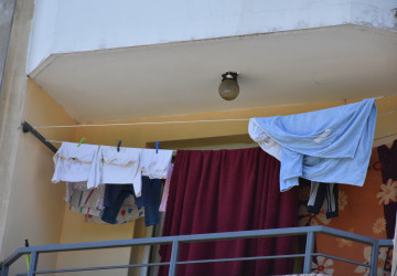 Pověšené prádlo na starých šňůrách na balkóně