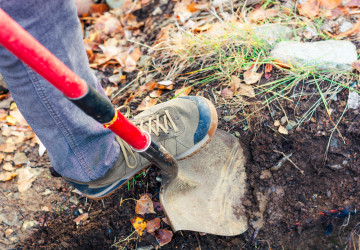 Pavel si svépomocí na zahradě kopal díru pro bazén. Jen o vlásek unikl smrti a teď varuje ostatní