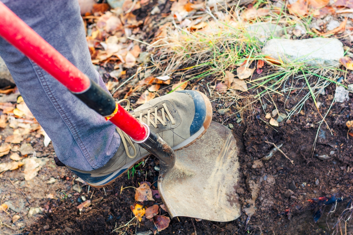 Pavel si svépomocí na zahradě kopal díru pro bazén. Jen o vlásek unikl smrti a teď varuje ostatní Pavel si svépomocí na zahradě kopal díru pro bazén. Jen o vlásek unikl smrti a teď varuje ostatní