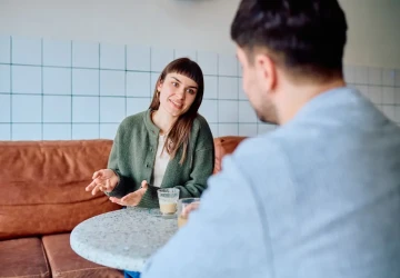 Muži stále častěji odmítají tradiční rozdělení rolí ve vztahu. 