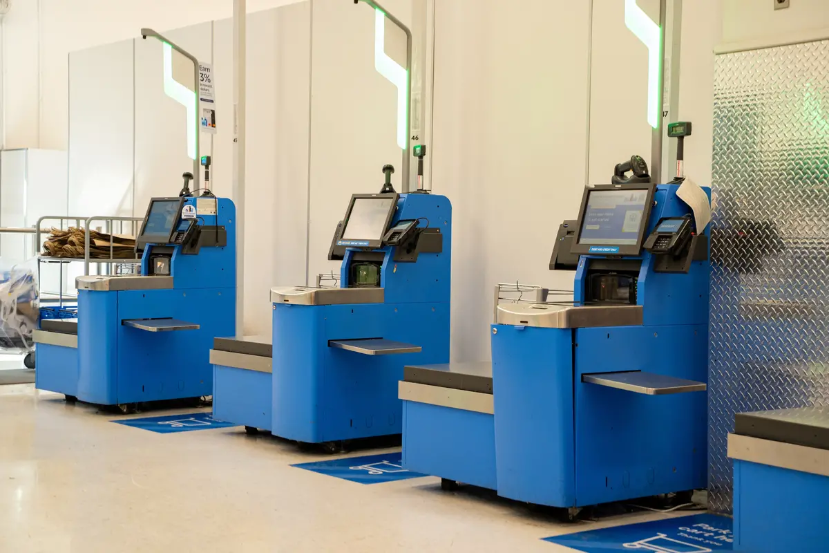 Samoobslužné pokladny v řadě provozů končí, nahrazuje je chytřejší technologie.