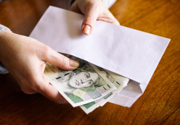 První výplata roku mnohé brigádníky mile zaskočí