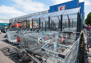 vozíky u supermarketu