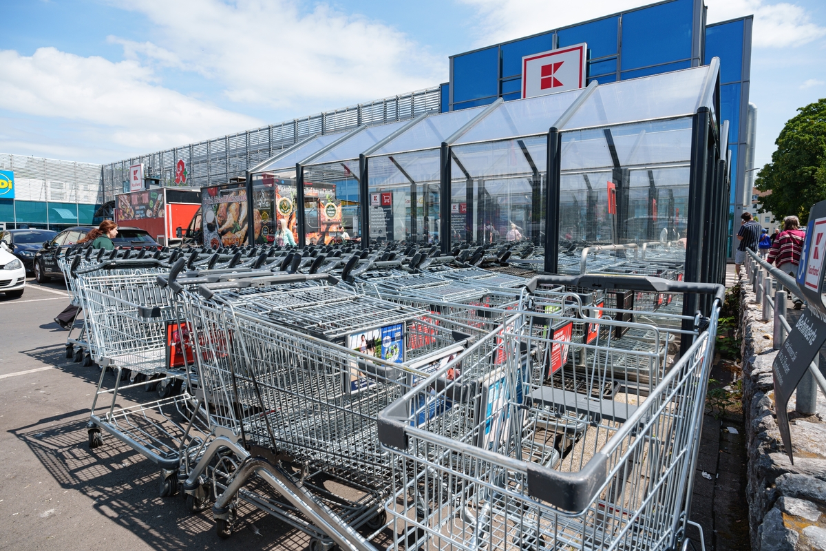 vozíky u supermarketu