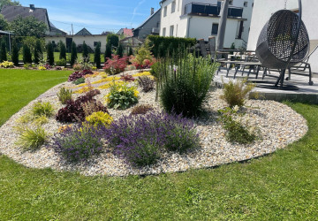 Štěrkový záhon vypadá vždy upraveně. 