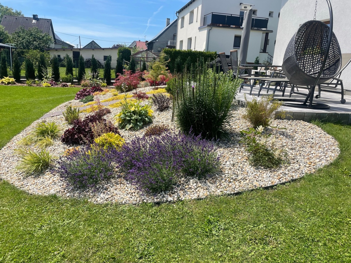 Štěrkový záhon vypadá vždy upraveně. Štěrkový záhon vypadá vždy upraveně.