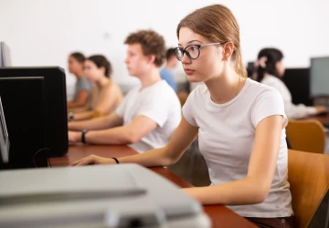 Na pražské střední mohou studenti bez problémů využívat při přípravě do školy AI.