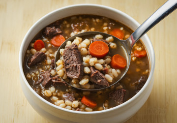 Kroupová polévka je nový hit zdravého jídelníčku