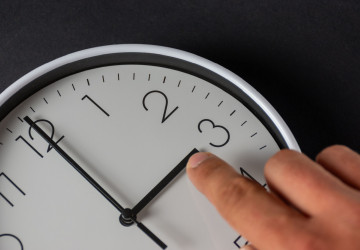 Změna času letos nastane v noci na neděli 29. března. 