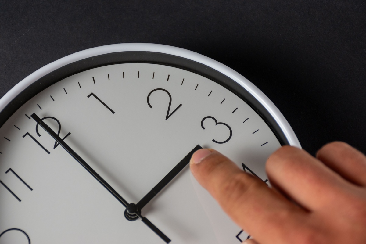 Změna času letos nastane v noci na neděli 29. března. 