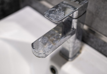 Tvrdá voda je v domácnostech častým problémem. Tvrdá voda je v domácnostech častým problémem.