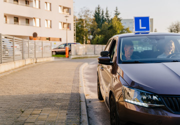 Testy v autoškole musí projít každý řidič