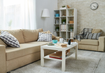Zdánlivě běžný obývák. Podle Feng Shui ale i drobný nepořádek může blokovat energii a peníze.