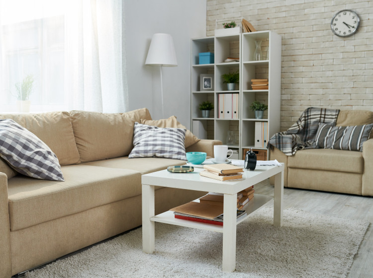 Zdánlivě běžný obývák. Podle Feng Shui ale i drobný nepořádek může blokovat energii a peníze.