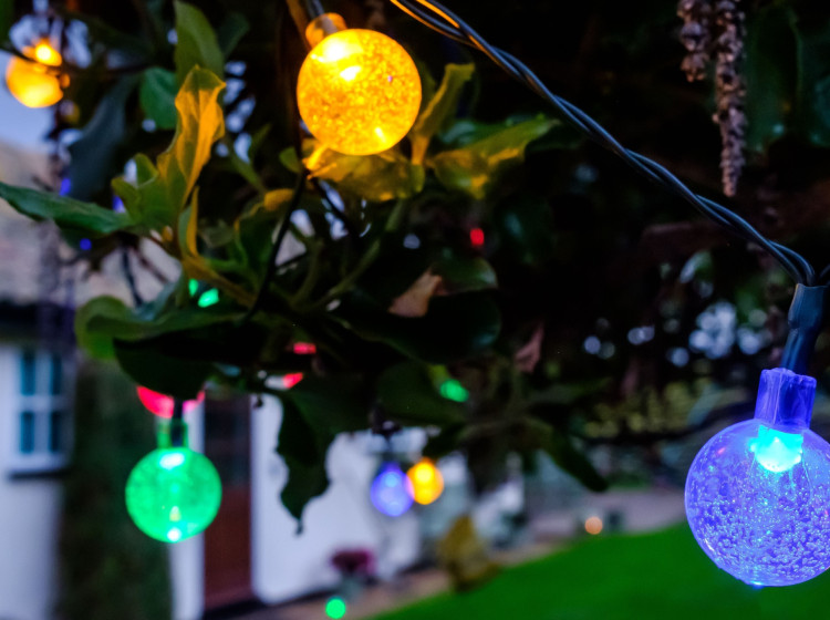 Vánocům 2025 kraluje severská dekorace na zahradu, která nežere energii