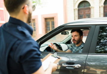 Řidičům s povinností řídit v brýlích či čočkách hrozí pokuta Řidičům s povinností řídit v brýlích či čočkách hrozí pokuta