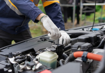 Údržba auta může být nákladná. 