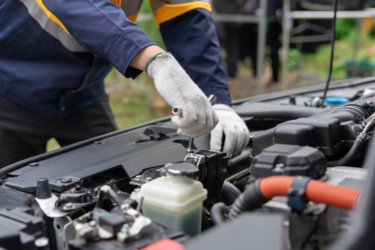 Údržba auta může být nákladná. 