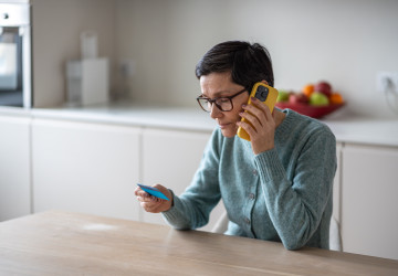 Podvody po telefonu nejsou neobvyklé. Klíčové je ověřovat si informace a nepodlehnout nátlaku.