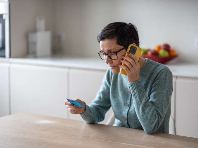 Podvody po telefonu nejsou neobvyklé. Klíčové je ověřovat si informace a nepodlehnout nátlaku.