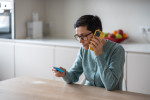 Podvody po telefonu nejsou neobvyklé. Klíčové je ověřovat si informace a nepodlehnout nátlaku.