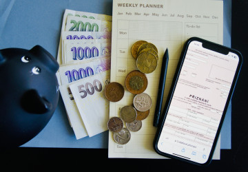 Daňové přiznání musí letos podat studenti i matky na mateřské