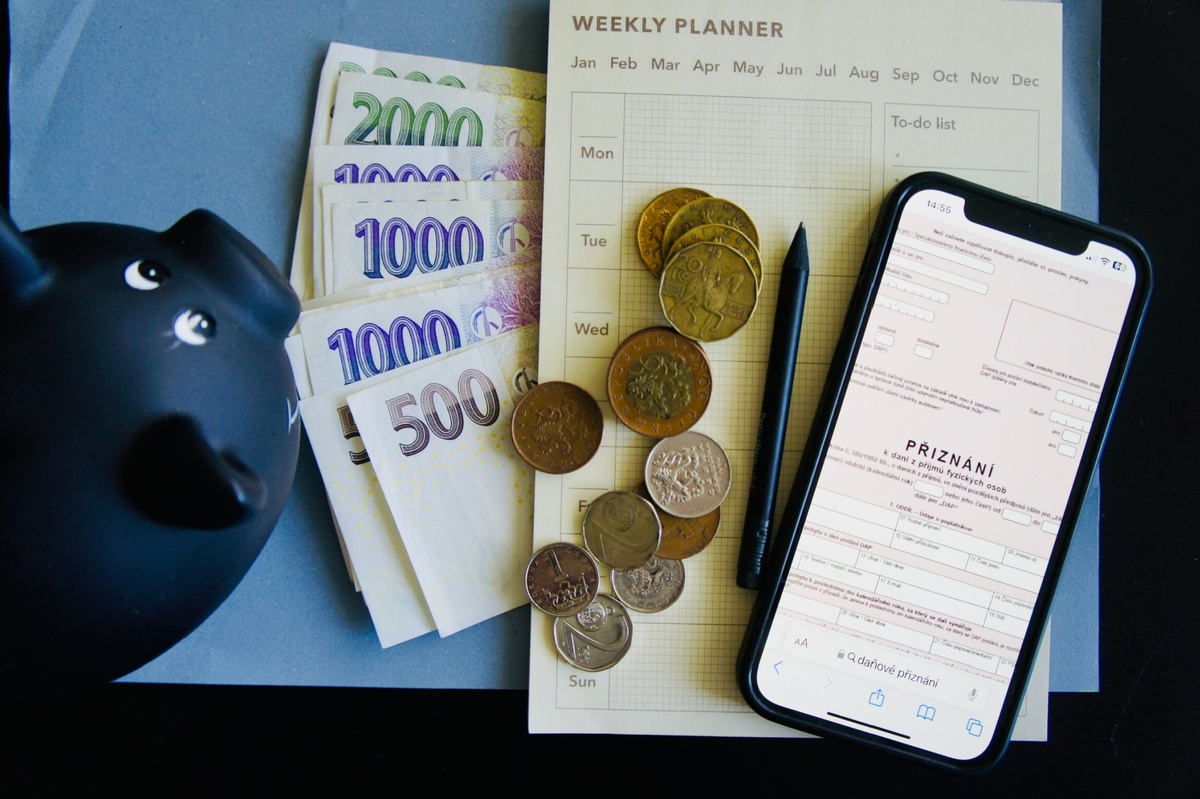 Daňové přiznání musí letos podat studenti i matky na mateřské