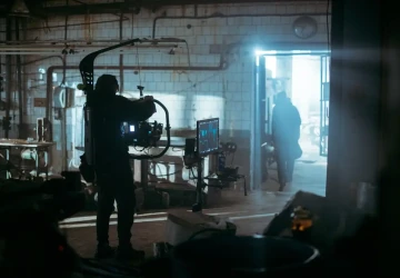 Filmový štáb potřebuje k natočení jediné scény často celý den Filmový štáb potřebuje k natočení jediné scény často celý den